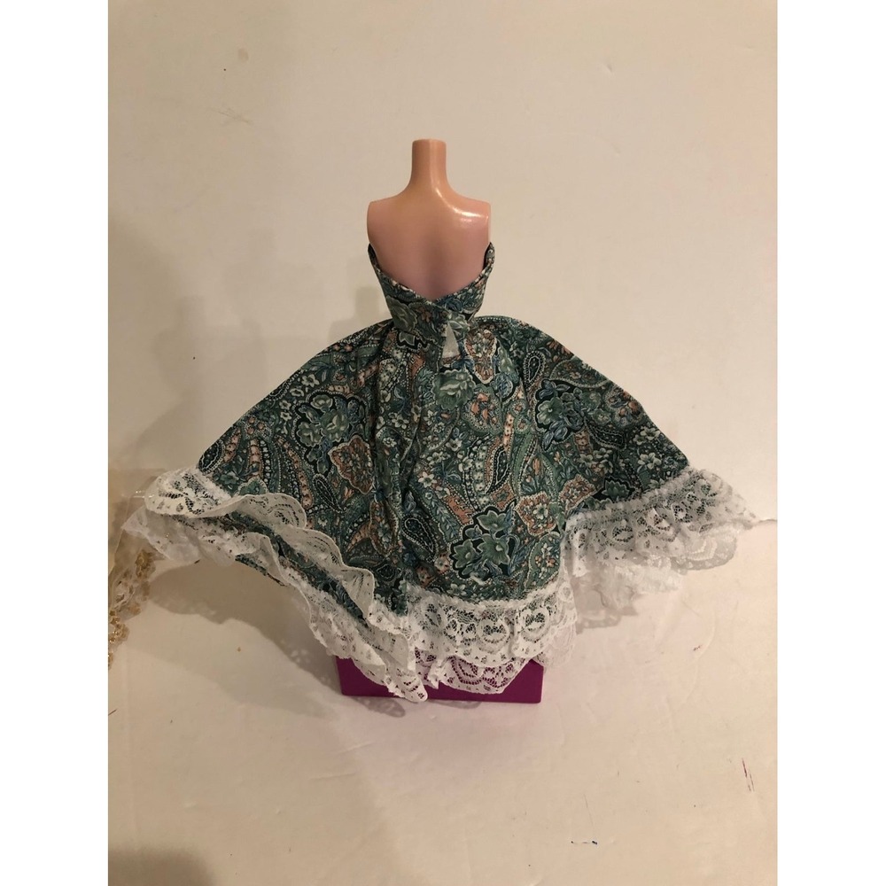 Green Paisley And lace trim dress for Barbie doll - Picture 3 of 3